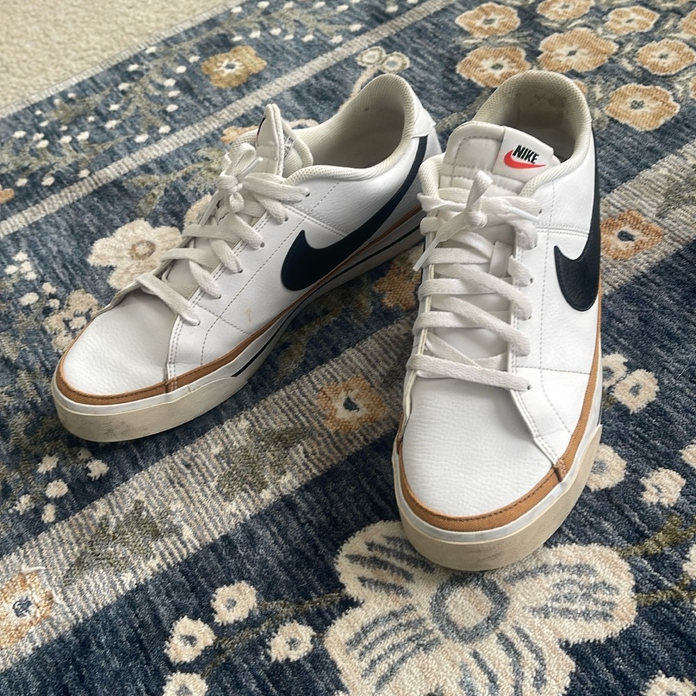 Men’s low top Nikes size 11.5